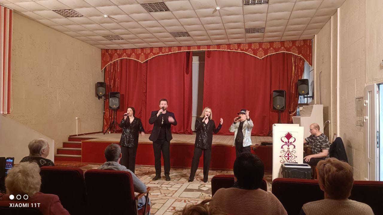 Солисты ЭДА «Экспресс-бэнд» выступили для эвакуированных граждан Солисты ЭДА «Экспресс-бэнд» выступили для эвакуированных граждан